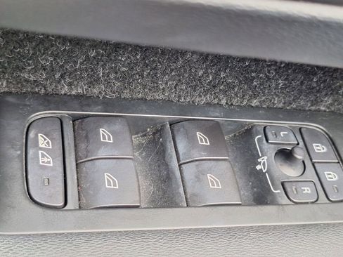 Used 2019 Volvo XC40 T5 Momentum image 17