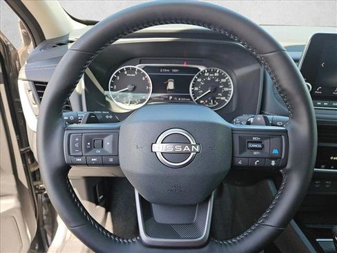 Used 2025 Nissan Rogue SV FWD image 12