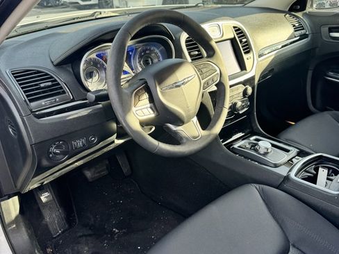 Used 2023 Chrysler 300 Touring w/ Safetytec Plus Group image 11