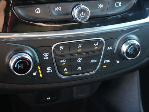 Used 2023 Chevrolet Traverse LT image 27