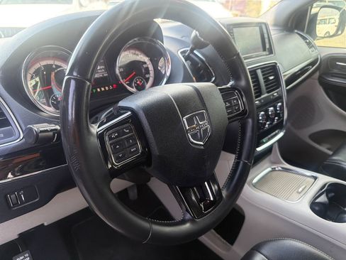 Used 2017 Dodge Grand Caravan SXT w/ Rear Park Assist Package FWD image 15