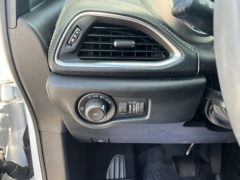 Used 2024 Chrysler Pacifica Limited w/ Uconnect Theater Family Group FWD image 16