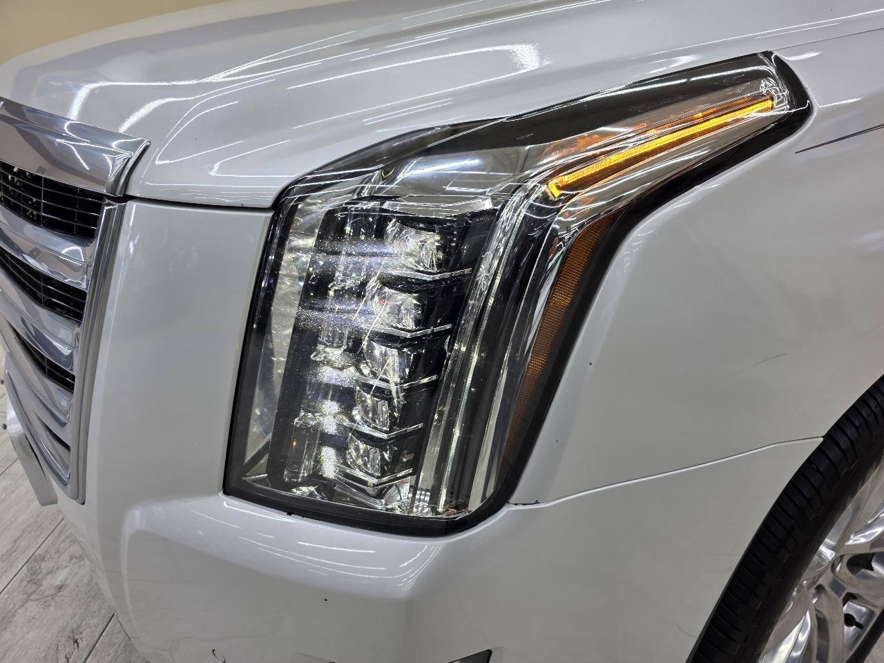 Used 2019 Cadillac Escalade Premium Luxury AWD/4WD image 10