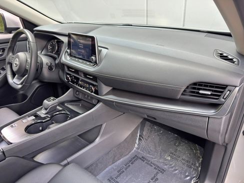 Used 2024 Nissan Rogue SV w/ SV Premium Package FWD image 14