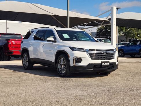 Used 2023 Chevrolet Traverse LT image 3