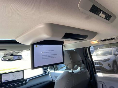Used 2025 Toyota Sienna XLE w/ XLE Plus Package FWD image 24