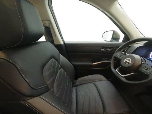 Certified 2024 Nissan Pathfinder Platinum w/ Black Appearance Package AWD/4WD image 38