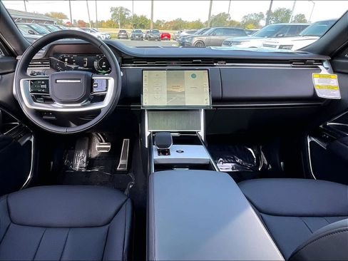 New 2025 Land Rover Range Rover SE image 7