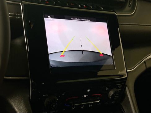 Used 2023 Jeep Grand Cherokee L Laredo image 13