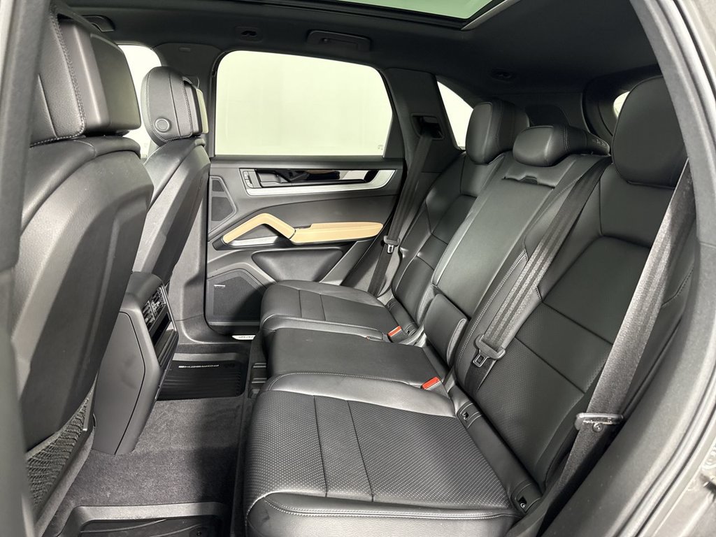 Certified 2024 Porsche Cayenne AWD/4WD image 21