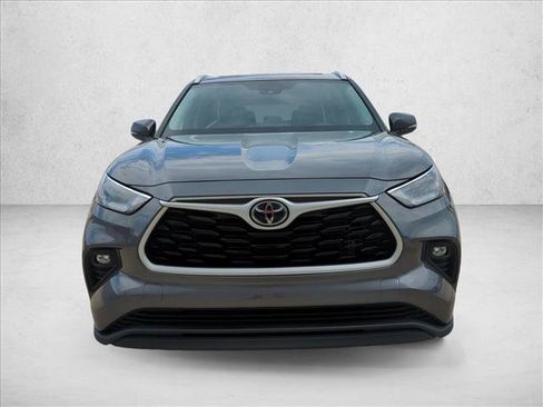 Used 2023 Toyota Highlander XLE FWD image 2