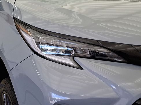 Used 2025 Toyota Sienna XSE w/ XSE Plus Package FWD image 31