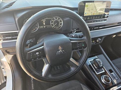 Used 2024 Mitsubishi Outlander SE image 10