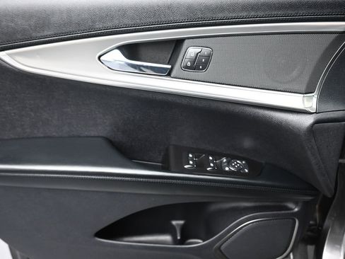 Used 2019 Lincoln Nautilus Select image 10