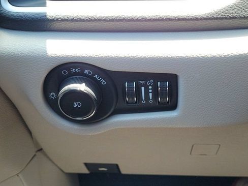 Used 2024 Chrysler Pacifica Limited FWD image 19