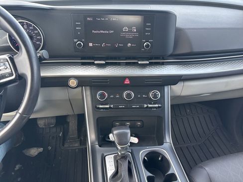 Used 2024 Kia Carnival LX image 10