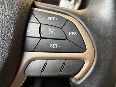 Used 2017 Jeep Grand Cherokee Laredo AWD/4WD image 26