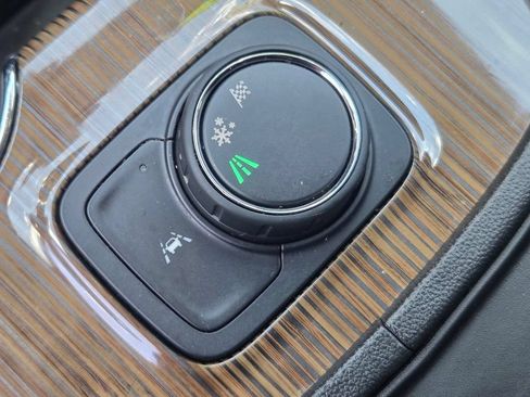 Used 2022 GMC Acadia SLE FWD image 18