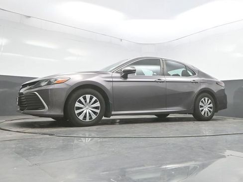 Used 2021 Toyota Camry LE image 32