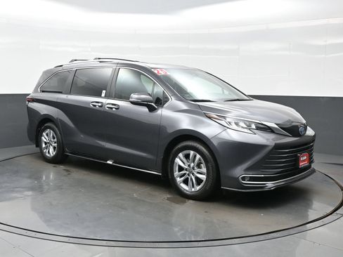Used 2025 Toyota Sienna Limited AWD/4WD image 8