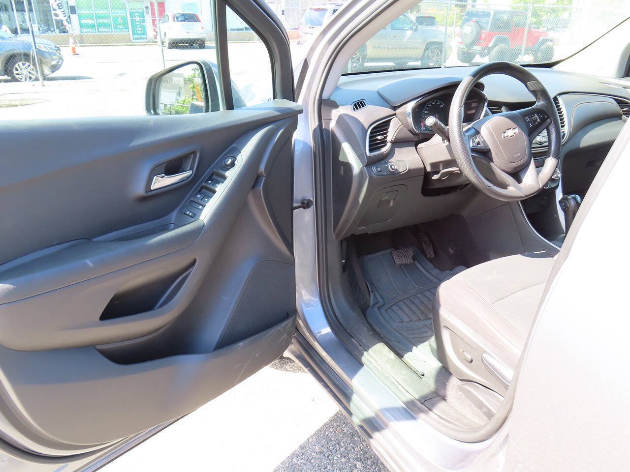 Used 2020 Chevrolet Trax LS w/ Tint and Cruise Package FWD image 17
