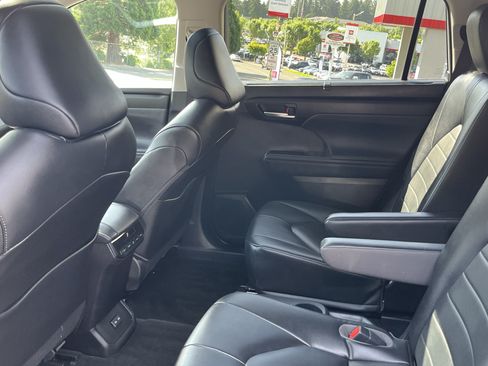 Used 2023 Toyota Highlander XLE AWD/4WD image 13