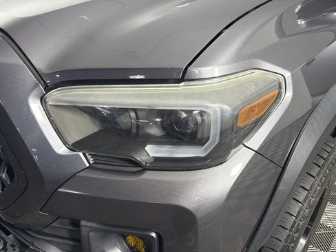 Used 2018 Toyota Tacoma TRD Off-Road AWD/4WD image 11
