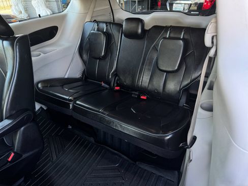 Used 2019 Chrysler Pacifica Limited w/ Advanced Safetytec Group FWD image 17