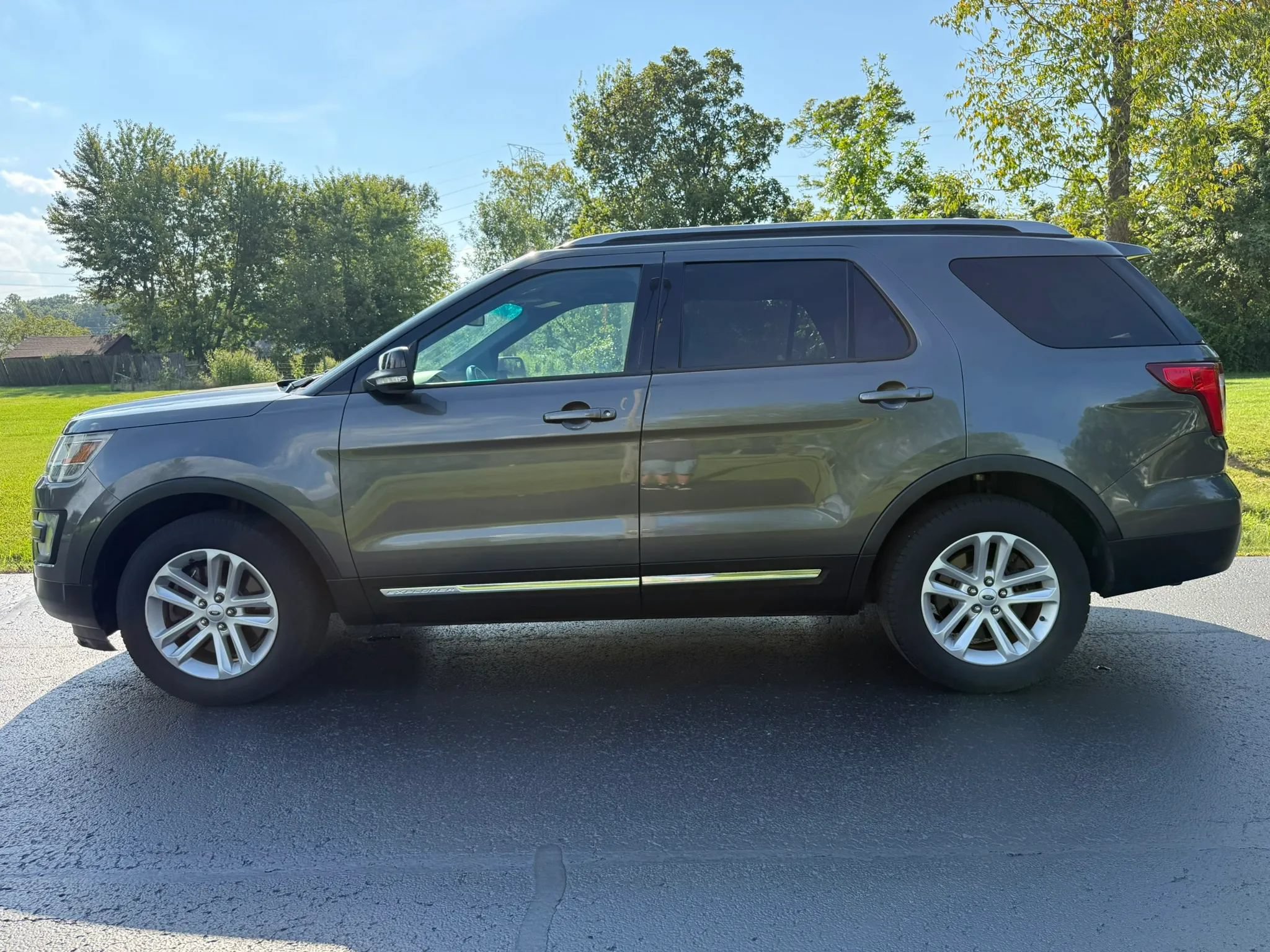Used 2017 Ford Explorer XLT w/ Equipment Group 201A FWD image 8