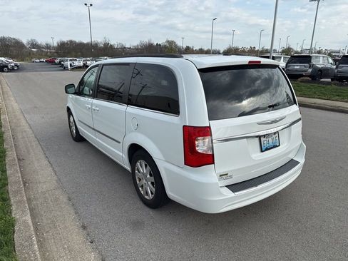 Used 2016 Chrysler Town & Country Touring image 4