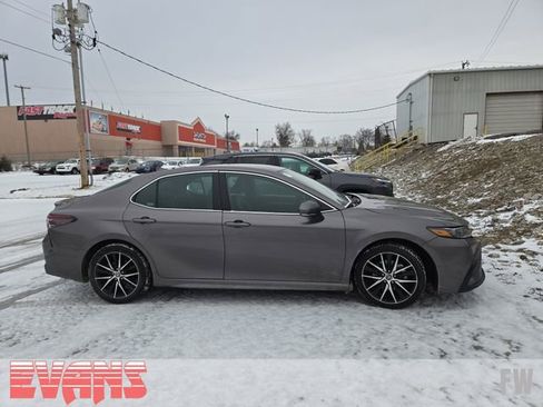 Used 2024 Toyota Camry SE image 2