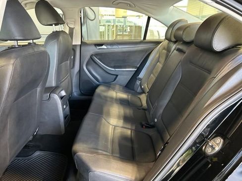 Used 2011 Volkswagen Jetta SE FWD image 13