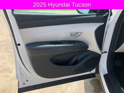 Used 2025 Hyundai Tucson SE image 25