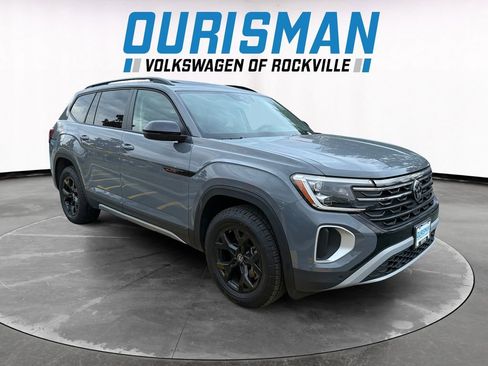 Used 2025 Volkswagen Atlas Peak Edition SE image 1