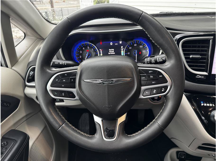 Used 2024 Chrysler Pacifica Touring-L FWD image 19