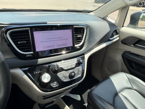 Used 2023 Chrysler Pacifica Touring-L FWD image 6