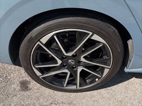 Used 2025 Nissan Sentra SR w/ SR Premium Package FWD image 33