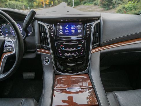 Used 2018 Cadillac Escalade 2WD image 18