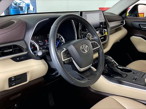 Used 2022 Toyota Highlander XLE image 16