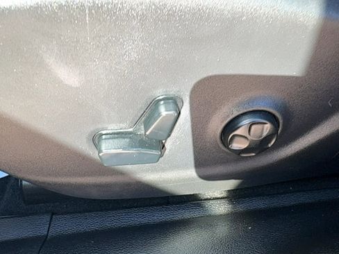 Used 2019 Jeep Cherokee Limited image 21