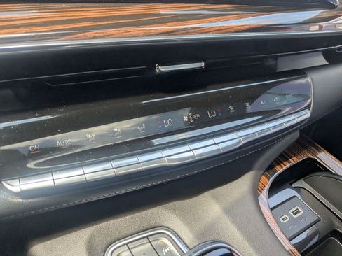Used 2021 Cadillac Escalade Premium Luxury AWD/4WD image 18