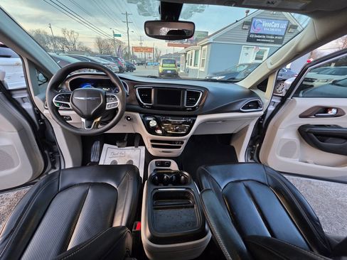 Used 2020 Chrysler Voyager Lxi image 17