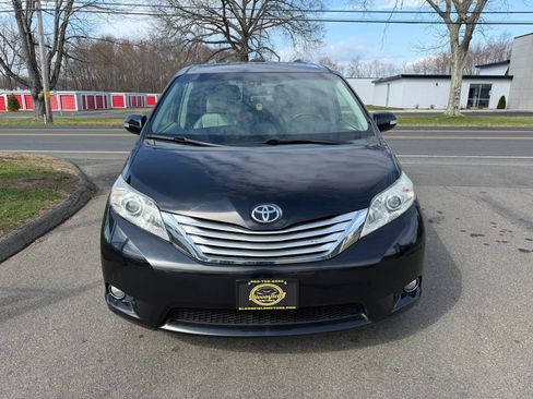 Used 2013 Toyota Sienna Limited w/ Premium Pkg image 2