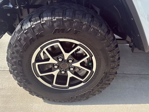 Used 2024 Jeep Gladiator Rubicon AWD/4WD image 10