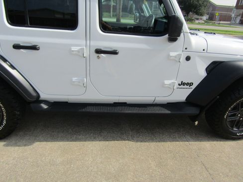 Used 2025 Jeep Wrangler Unlimited Sport AWD/4WD image 13
