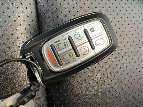 Used 2024 Chrysler Pacifica Touring-L FWD image 28