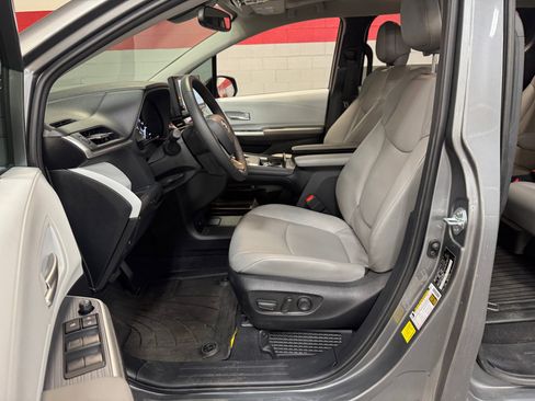 Used 2026 Toyota Sienna XLE FWD image 14