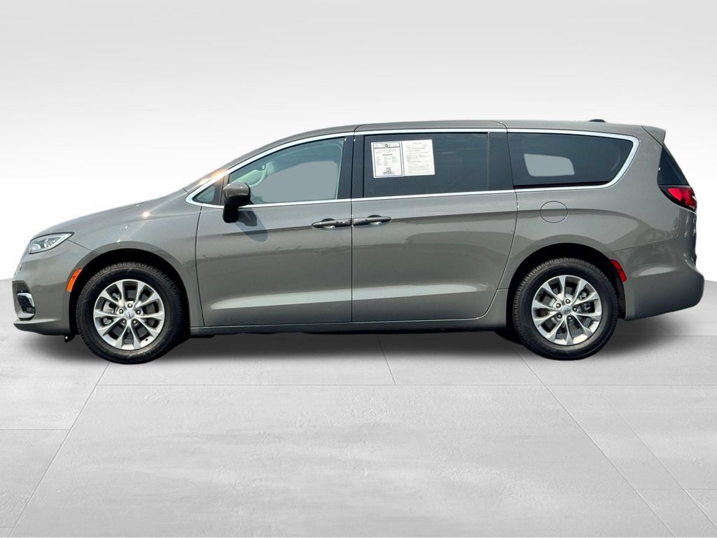 Used 2023 Chrysler Pacifica Touring-L AWD/4WD image 4