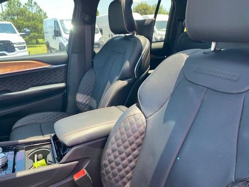 Used 2023 Jeep Grand Cherokee Summit AWD/4WD image 13