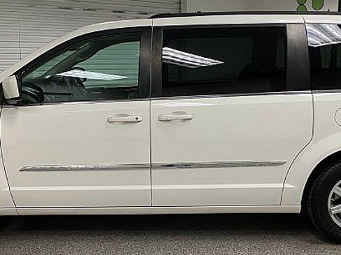 Used 2012 Chrysler Town & Country Touring image 8